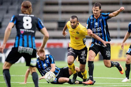 Elfsborgs Issam Jebali i kamp om bollen med Sirius Philip