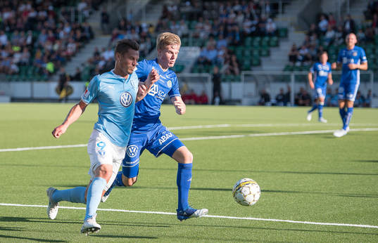 Malmö FFs Markus Rosenberg i kamp mot Sundsvalls Eric