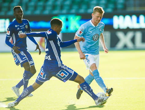 Malmö FFs Anders Christiansen i närkamp mot Sundsvalls