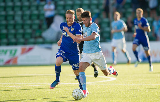Malmö FFs Erdal Rakip jagas av Sundsvalls Eric Björkander