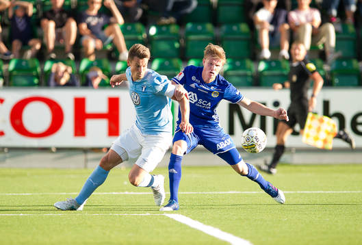Malmö FFs Markus Rosenberg med målchans uppvaktas av