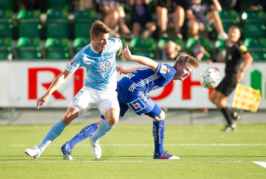 Malmö FFs Markus Rosenberg i kamp mot  Sundsvalls Eric