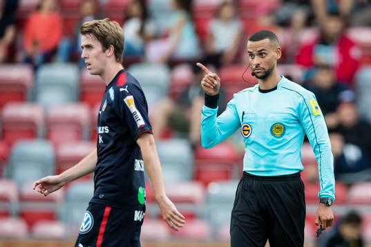 Domare Farouk Nehdi pekar finger åt Helsingborgs Adam