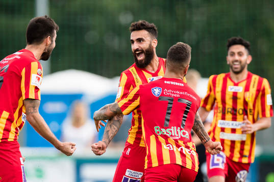 Syrianskas Charbel Georges gör 1-1 och omfamnas av George