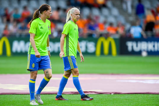 Sveriges  Lotta Schelin och Caroline Seger  före