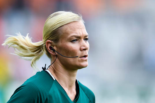 Domare Bibiana Steinhaus före kvartsfinalen mellan Holland