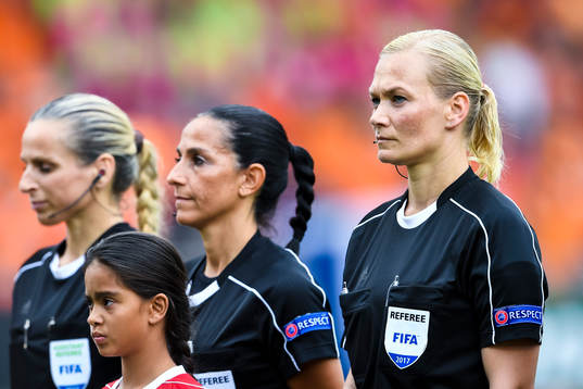 Domare Bibiana Steinhaus före kvartsfinalen mellan Holland