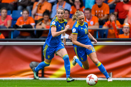 Sveriges Kosovare Asllani och Fridolina Rolfö i