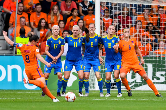 Hollands Sherida Spitse med frispark framför Sveriges