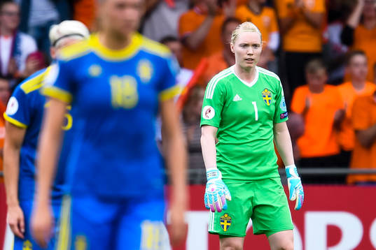Sveriges målvakt Hedvig Lindahl  deppar
