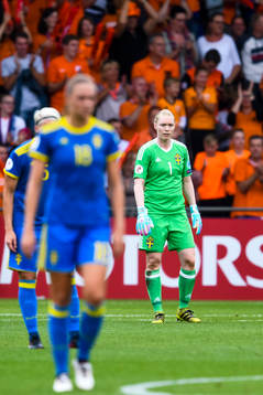 Sveriges målvakt Hedvig Lindahl  deppar
