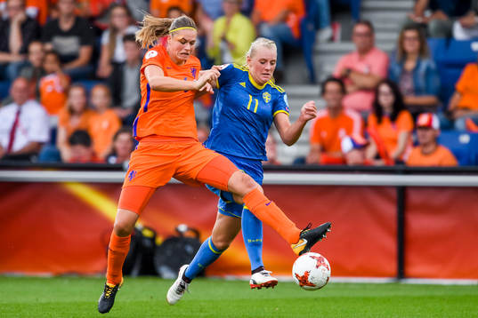 Hollands Anouk Dekker och Sveriges Stina Blackstenius  i