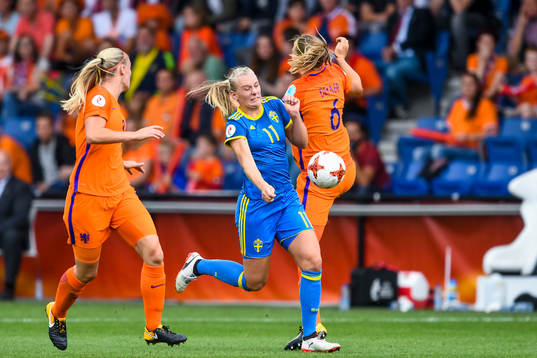 Sveriges Stina Blackstenius och Hollands Anouk Dekker i