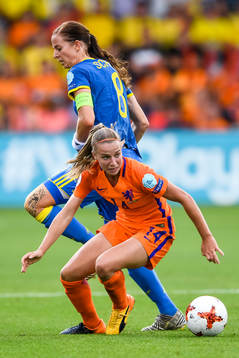 SSveriges Lotta Schelin och Hollands Jackie Groenen  i