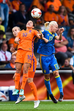 Hollands Vivianne Miedema och Danielle van de Donk i en