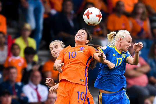 Hollands Vivianne Miedema och Danielle van de Donk i en