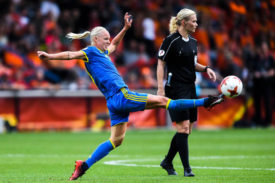 Sveriges  Caroline Seger i kvartsfinalen mellan Holland och