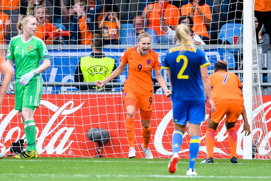 Hollands Vivianne Miedema och Dzenis Kozica jublar