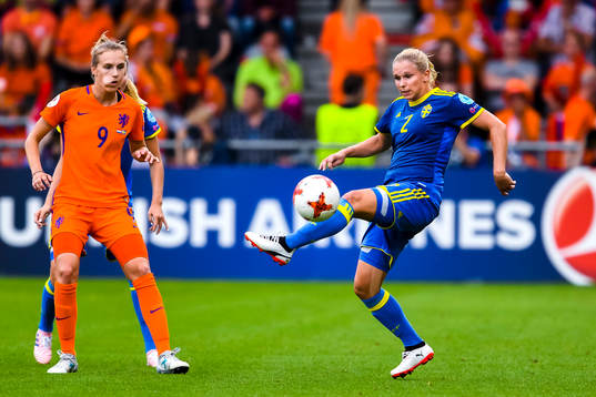 SHollands Vivianne Miedema och Sveriges Jonna Andersson  i