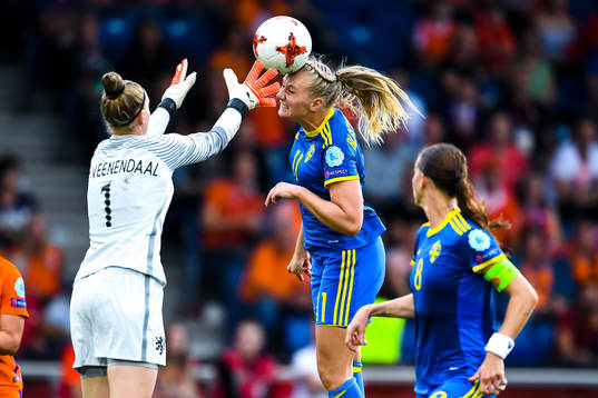 Sveriges Stina Blackstenius och Lotta Schelin med målchans