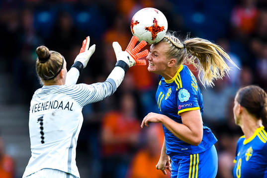 Sveriges Stina Blackstenius och Lotta Schelin med målchans