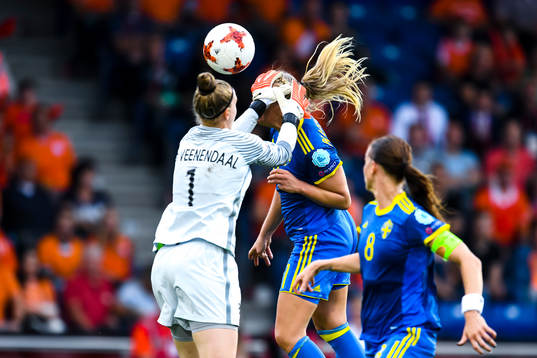 Sveriges Stina Blackstenius och Lotta Schelin med målchans