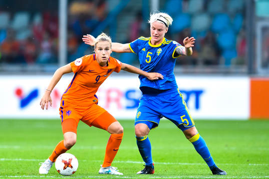 Hollands Vivianne Miedema och Sveriges Nilla Fischer   i