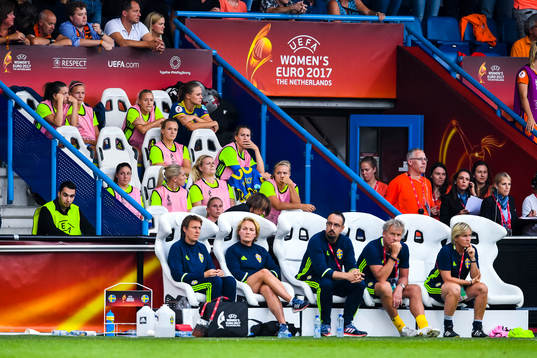Sveriges spelare och ledare deppar på bänken i
