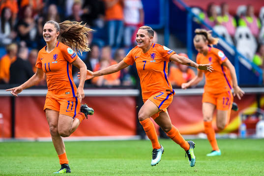 Hollands Lieke Martens och Shanice van de Sanden jublar