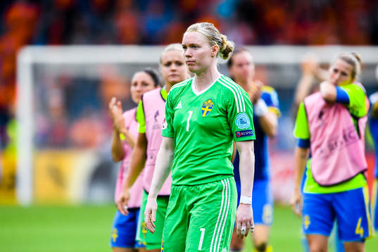 Sveriges målvakt Hedvig Lindahl   deppar
