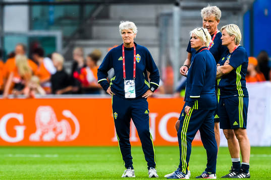 Sveriges förbundskapten Pia Sundhage och assisterande