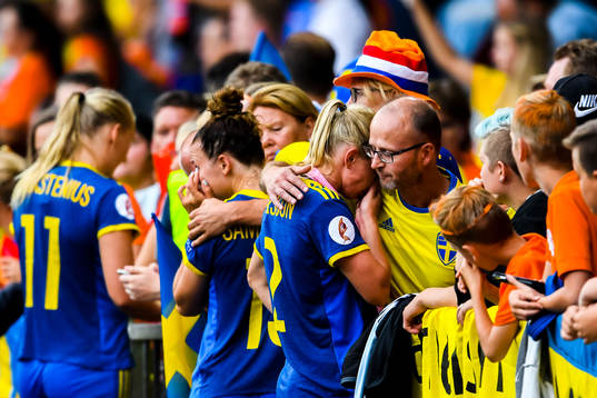 Sveriges spelare tröstas av familjer
