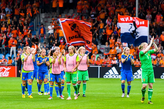 Sveriges spelare tackar publiken
