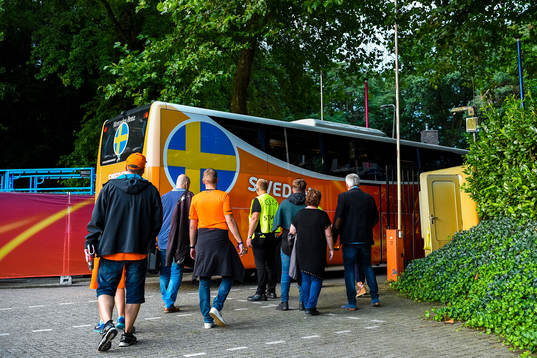 Sveriges buss lämnar arenan