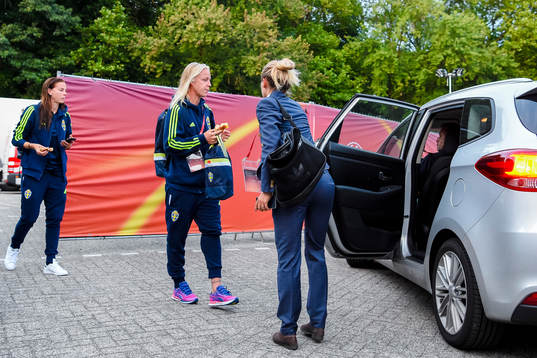 Sveriges Lotta Schelin och Caroline Seger