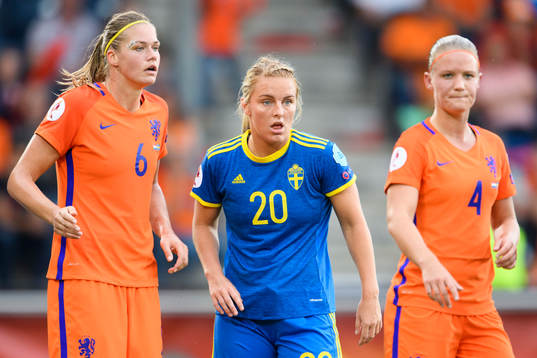 Hollands Anouk Dekker, Sveriges Mimmi Larsson och Hollands