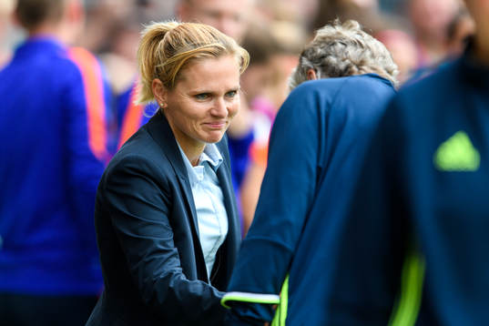 Hollands förbundskapten Sarina Wiegman tar i hand med