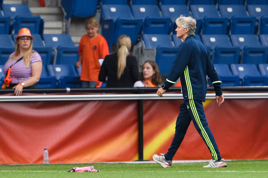 Sveriges förbundskapten Pia Sundhage lämnar planen