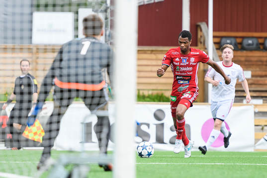 Piteås Kraig Rochester med bollen