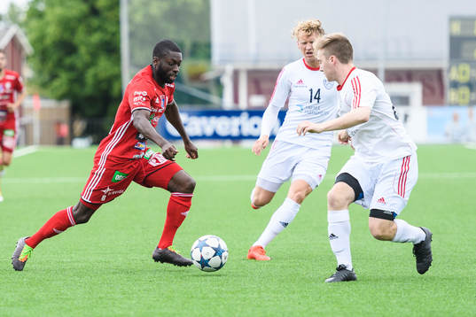 Piteås Samuel Naiwo med bollen
