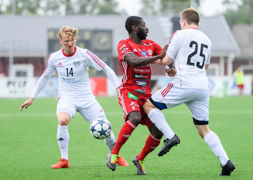 Piteås Samuel Naiwo blir stoppad av Täfteås Teddy Edlund
