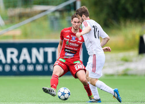 Piteås Anton Rosengren försöker stoppa Täfteås Emanuel
