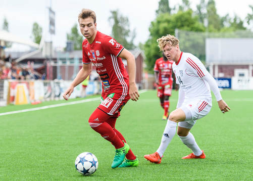 Piteås Alex Naylor med bollen uppvaktas av Täfteås Axel