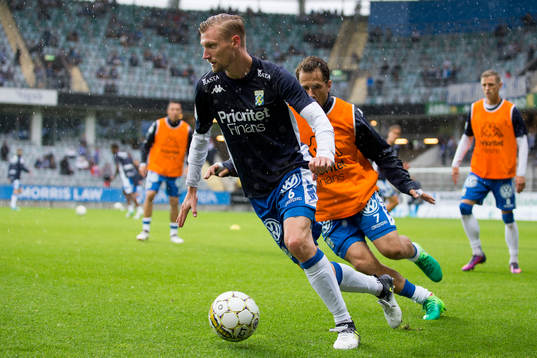IFK Göteborgs Sebastian Eriksson före Tobias Hysen