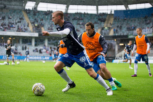 IFK Göteborgs Sebastian Eriksson före Tobias Hysen