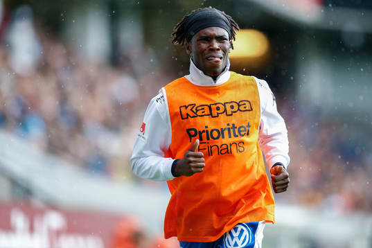 IFK Göteborgs Sam Adekugbe värmer upp