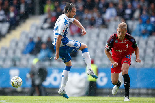 IFK Göteborgs Mikkel Diskerud skjuter på täckande