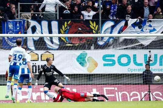 Norrköpings Karl Holmberg nickar in 0-1-målet bakom IFK