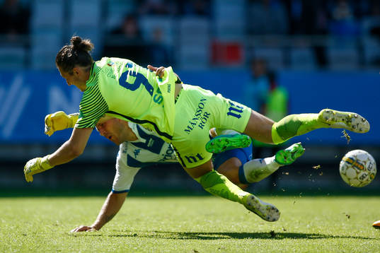 Norrköpings målvakt David Mitov Nilsson kolliderar med