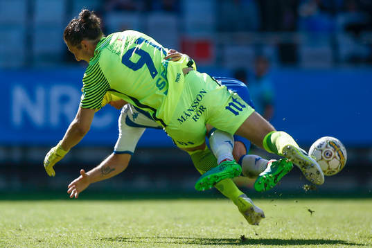 Norrköpings målvakt David Mitov Nilsson kolliderar med